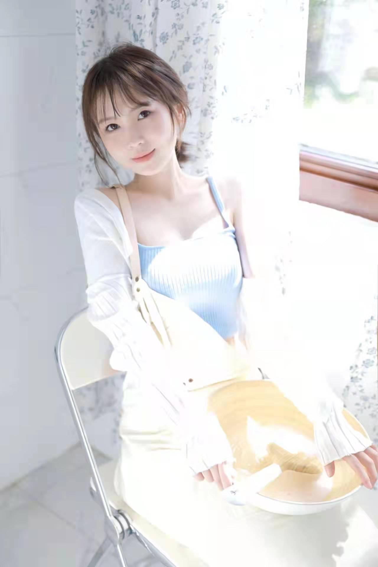 小鸟依人的妹子